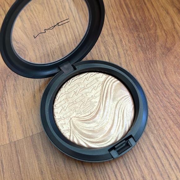 MAC Whisper of Gilt Extra Dimension Highlighter- trainer Sample - Picture 1 of 2